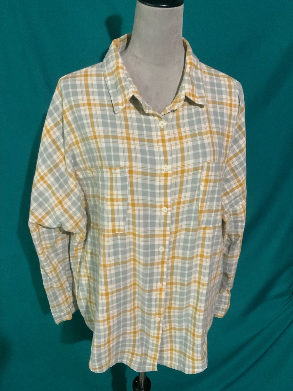 FLAWLESS, WOMENS’ RELAXED-FIT BUTTON-UP PLAID SHIRT, SLIGHTLY CURVED HEMLINE
